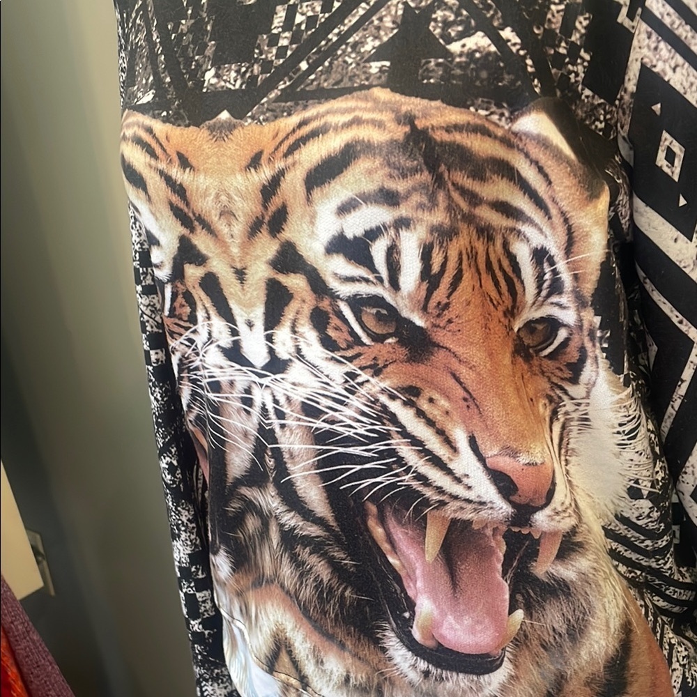 Graphic Tiger Print Long Sleeve Top - Picture 2 of 4